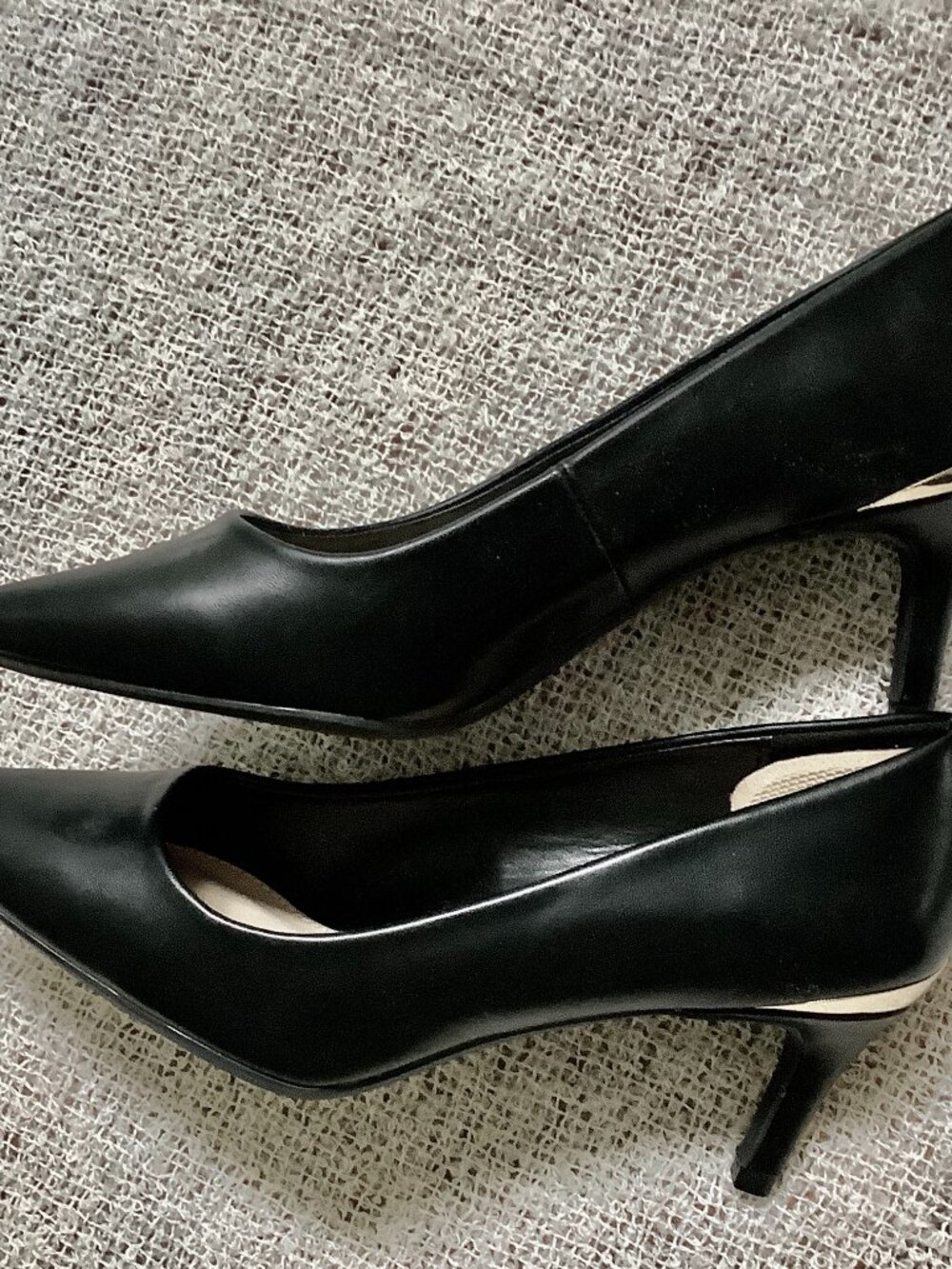Liz Claiborne 2"Heel Gold Color Accent 5.5 Black Memory Foam Feminine Timeless